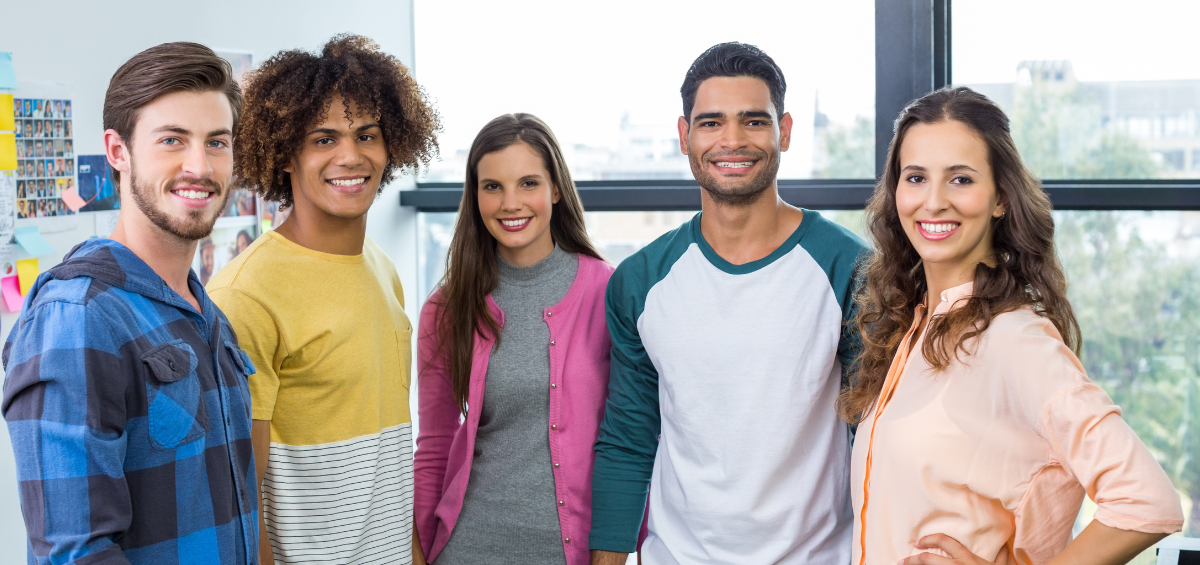 Un grupo de seis trabajadores j&oacute;venes