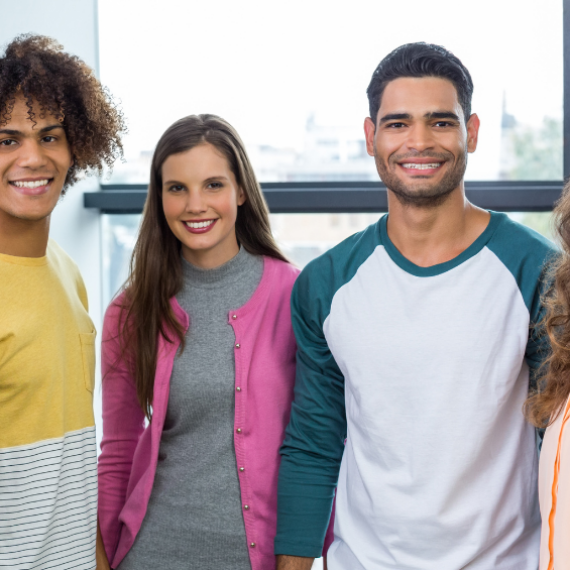 Un grupo de seis trabajadores j&oacute;venes
