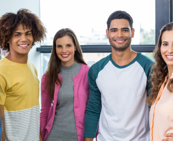 Un grupo de seis trabajadores j&oacute;venes